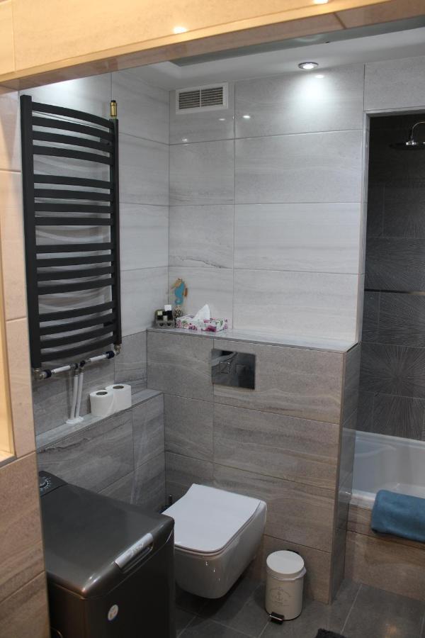 דירות מישקולץ Izzy Apartament מראה חיצוני תמונה